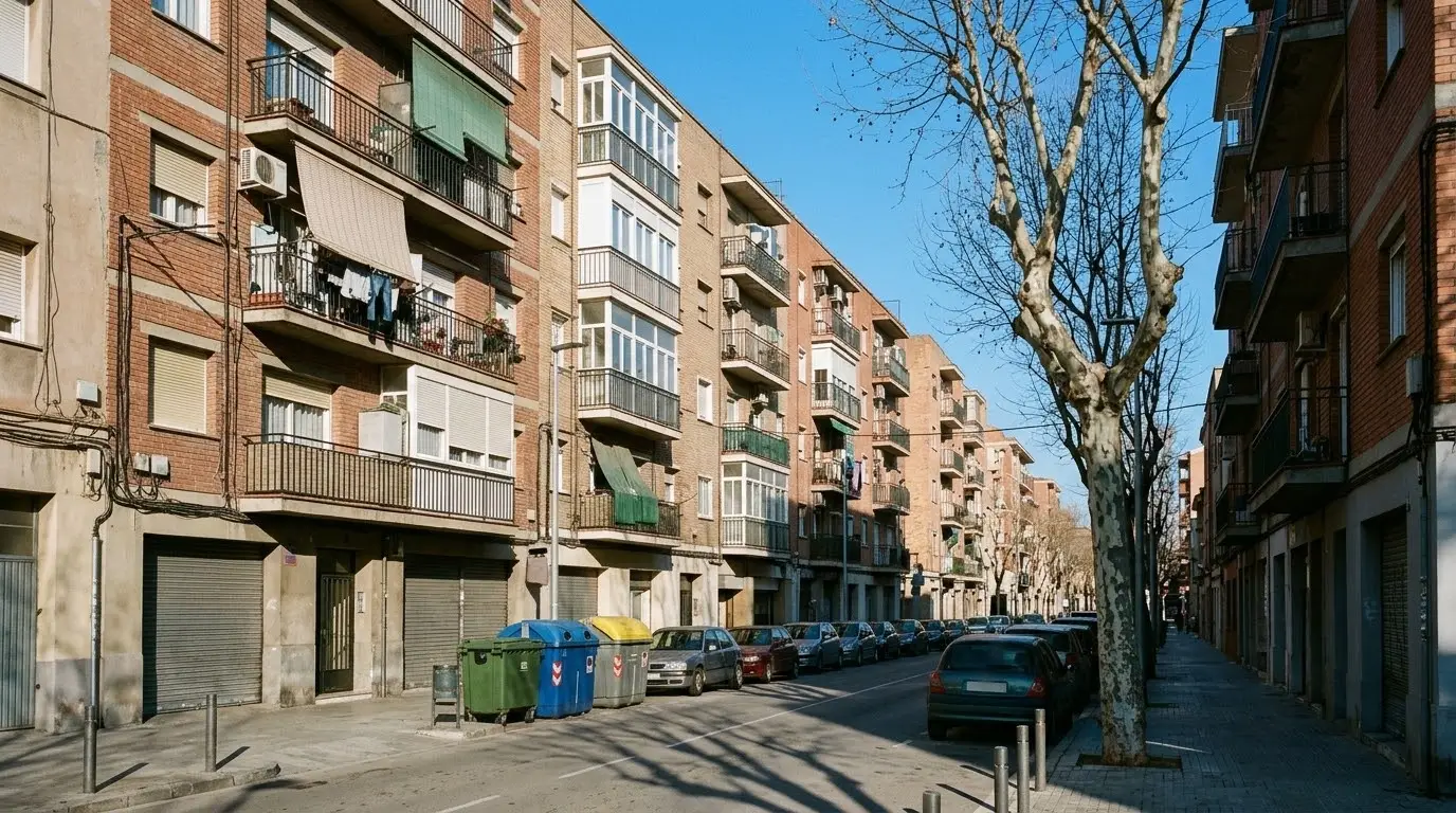 Calle de Granollers con bloques de pisos de ladrillo y balcones, algunos cerrados con aluminio, en una mañana de invierno